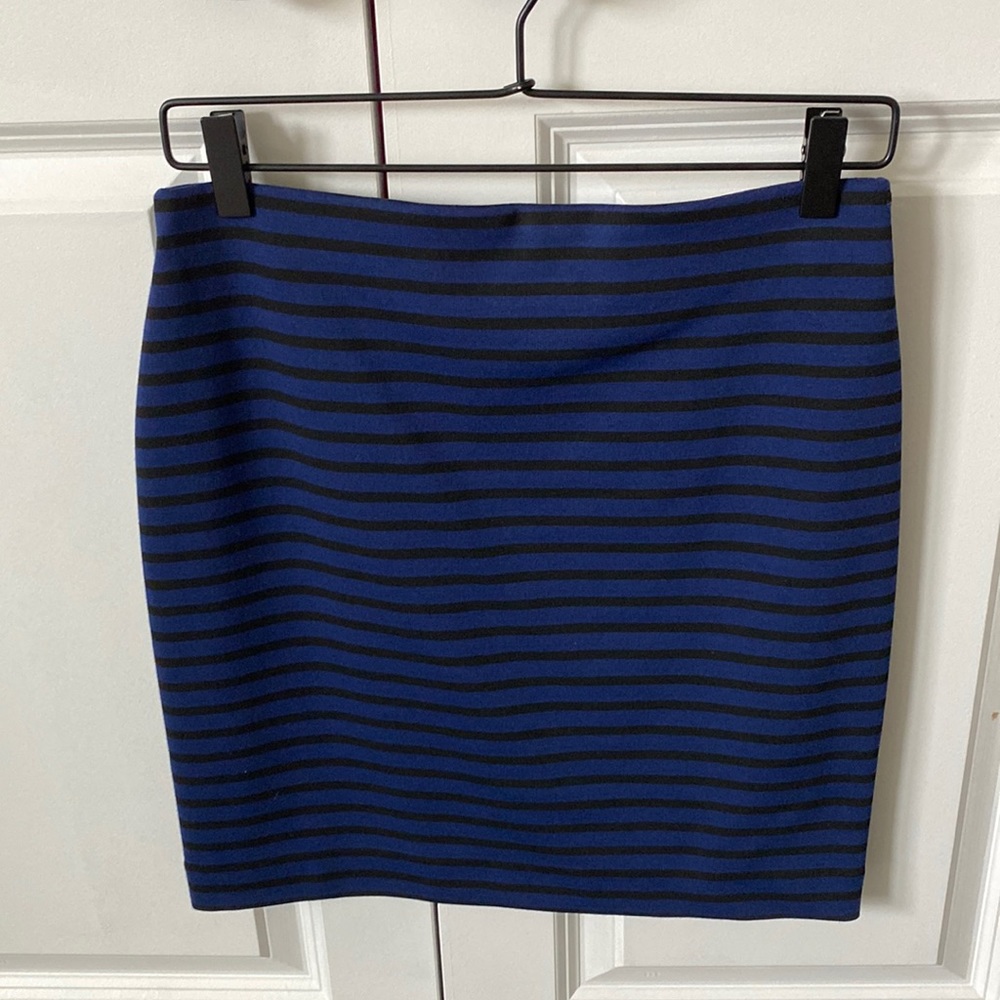 💕 Form Fitting Loft Skirt - Great Condition 🤩 Size: SP